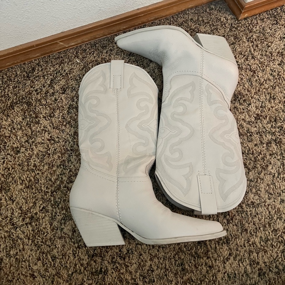 Steve Madden white cowgirl boots size 9